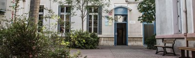 Cour du lycée 1